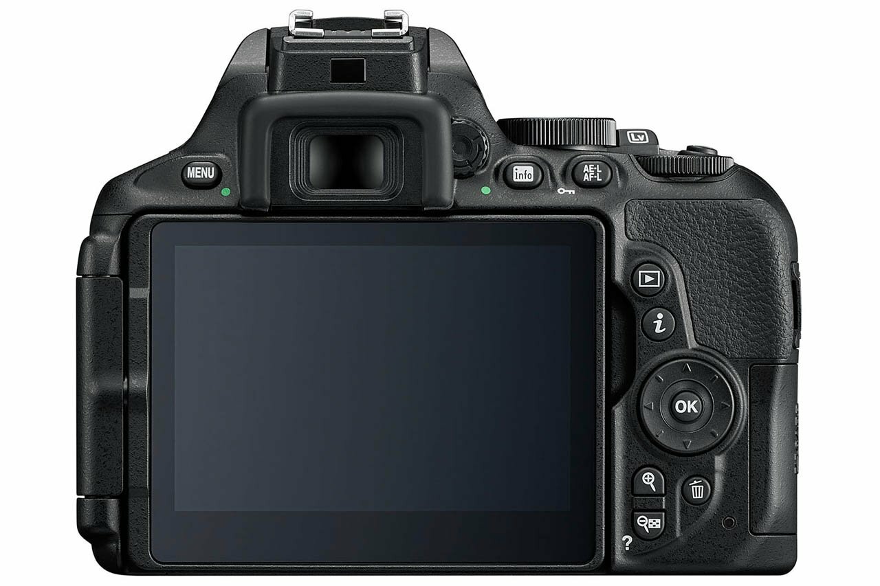 Nikon D5600 AF-S 18-140mm VR / VBA500K002 /