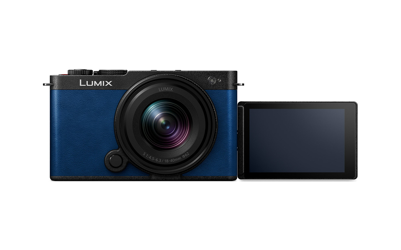 Panasonic Lumix DC-S9NE + Lumix S 18-40mm Blue