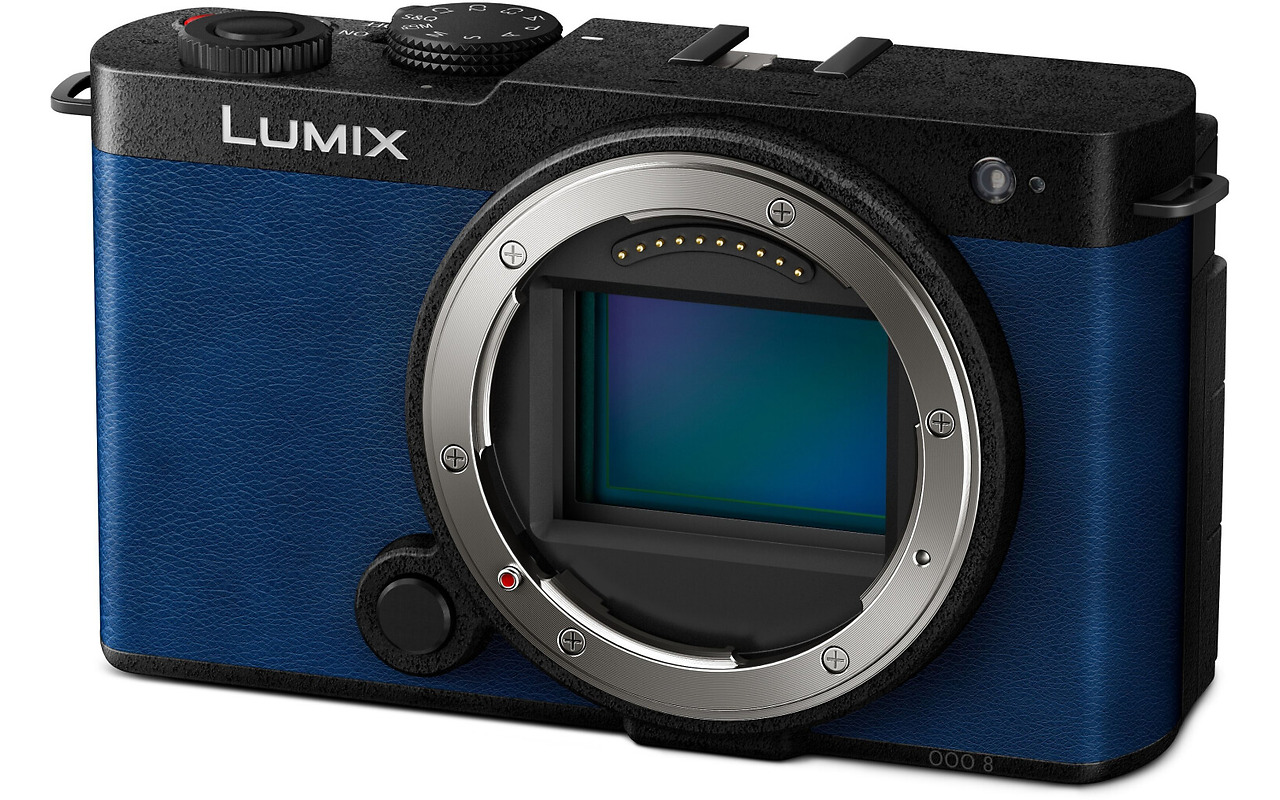 Panasonic Lumix DC-S9NE + Lumix S 18-40mm Blue