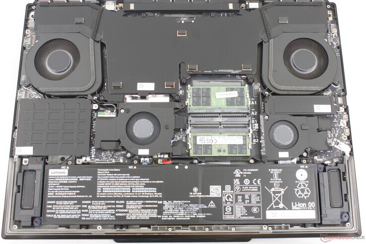 Lenovo Legion 9 18IAX10 / 18 IPS 4K 240Hz / Core Ultra 9 275HX / 64Gb DDR5 / 2x 2Tb SSD / GeForce RTX 5090 24Gb